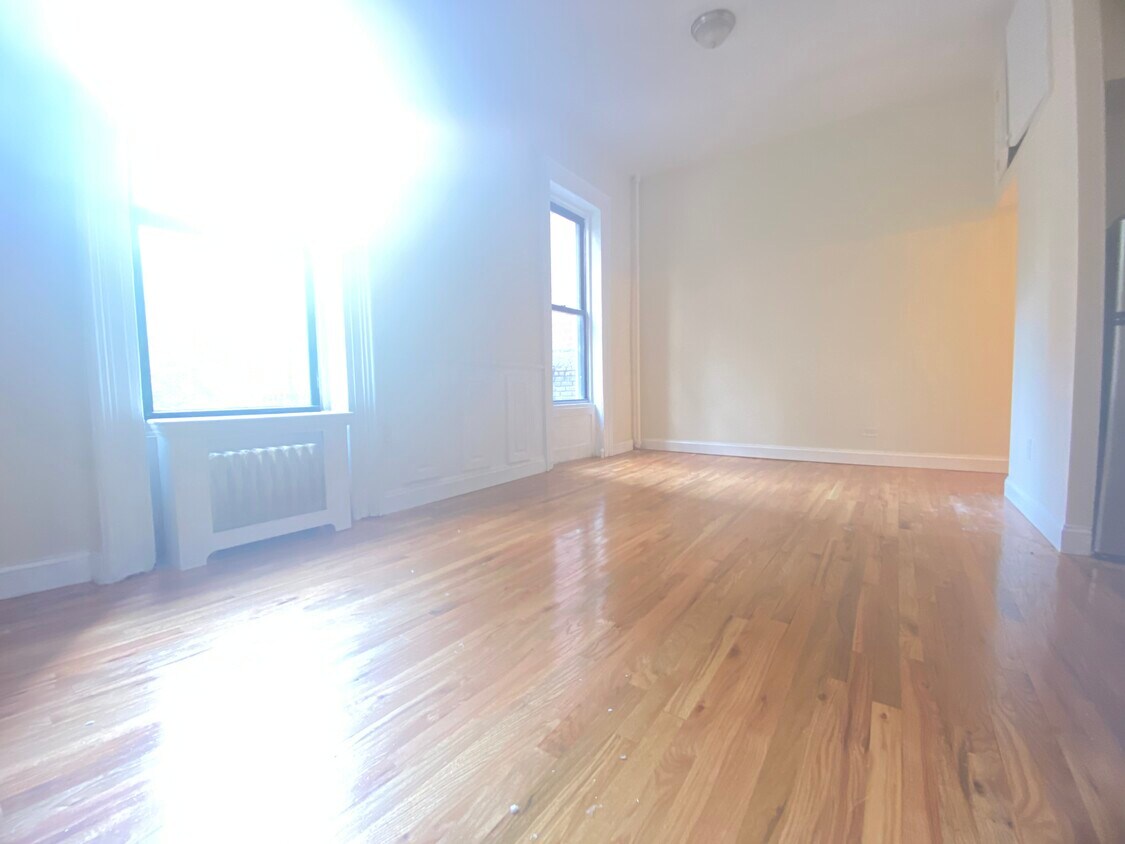 Building Photo - 402 W 54th St