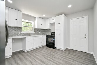 Building Photo - 638 Spell St