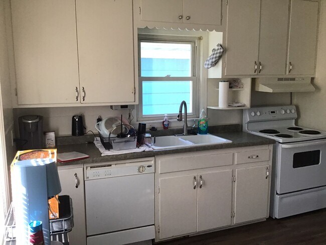 Building Photo - 3 Bedroom 2 Bath Single Family Home in Far...