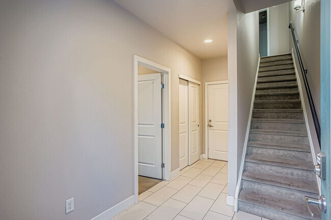 Foto del edificio - Views for Days! Rooftop Retreat Near Sloan’s Lake & Downtown