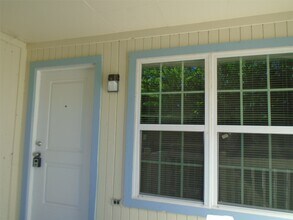 Building Photo - 9898 Club Creek Dr