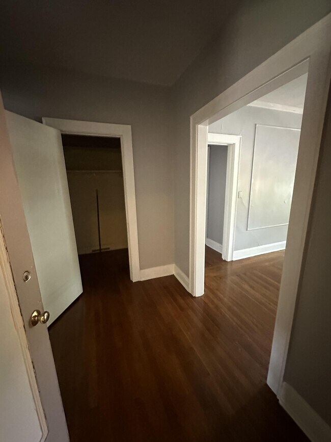 Building Photo - 831 Elm St