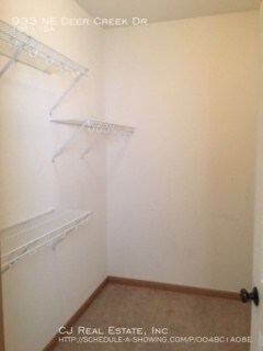 Building Photo - 933 NE Deer Creek Rd