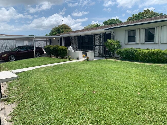Foto del edificio - 17121 NW 44th Ave