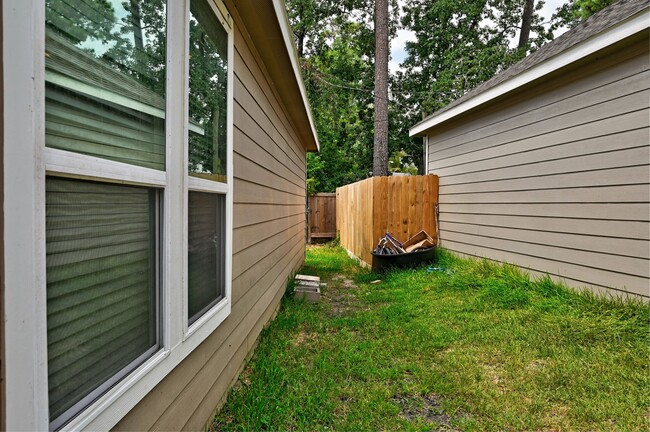 Building Photo - 11552 Persimmon St