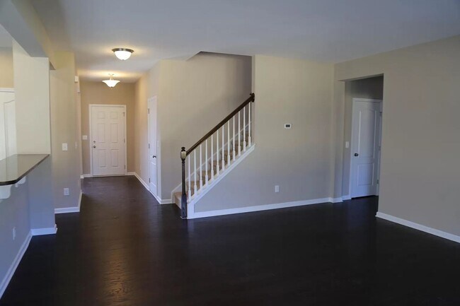 Foto del edificio - Room in 5 Bedroom Home at Poplar St