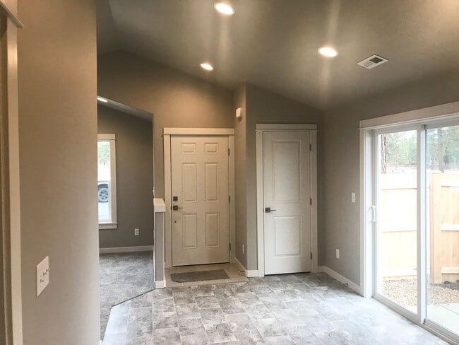 Building Photo - Single level home in Sisters!