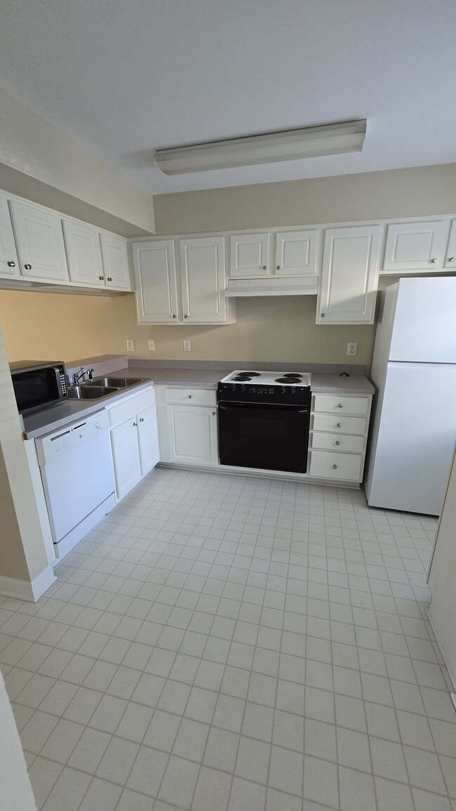 Kitchen - 914 Hillside Dr S