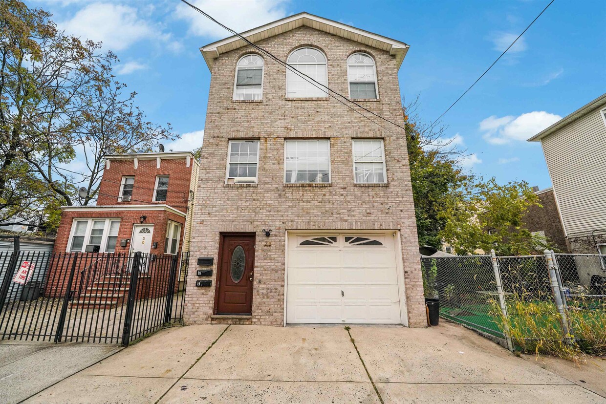 Primary Photo - 28 Van Cleef St