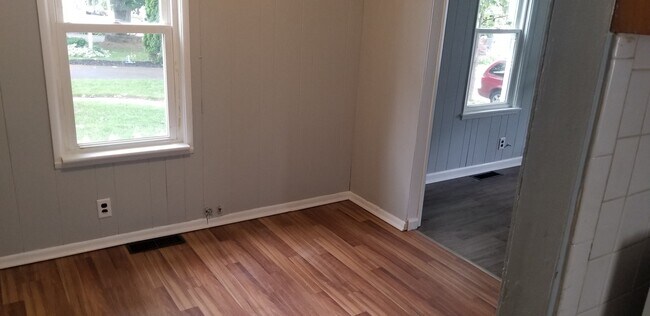 Vinyl floors in living room - 21 Rose St