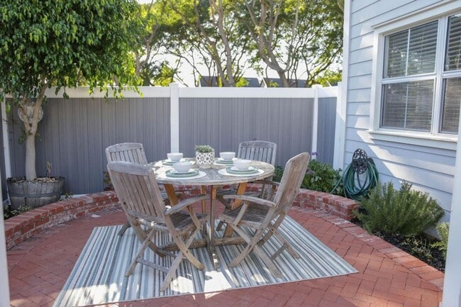 Building Photo - 3 bdrm 2 bath Townhome