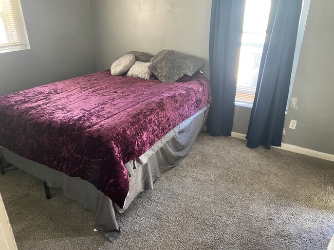 bedroom with queen bed - 125 E 100 N