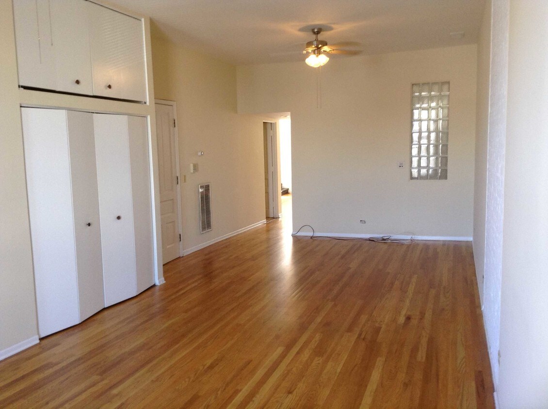 Primary Photo - 1517 W Fullerton Ave