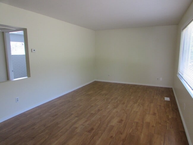 Building Photo - 3250 Uplands Dr