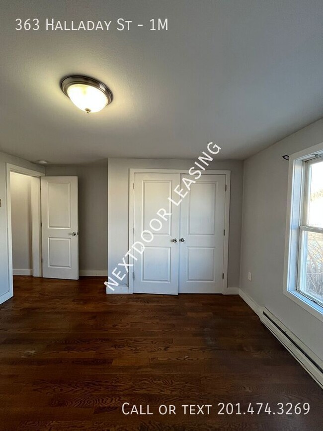 Building Photo - 363 Halladay St