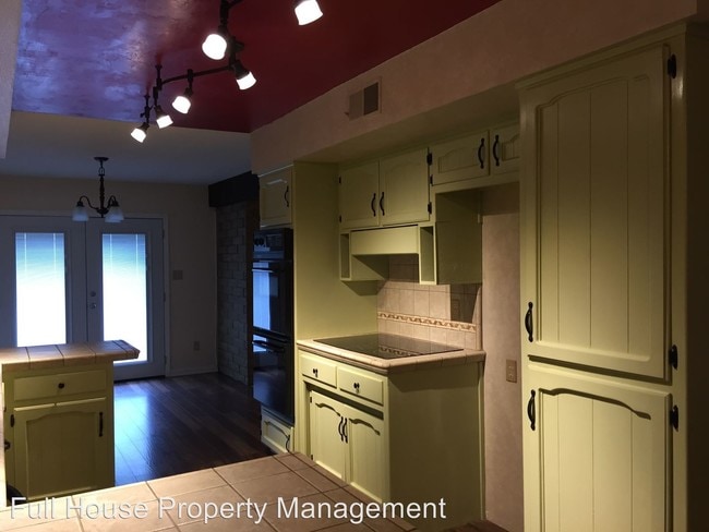 Building Photo - 3 br, 2 bath House - 700 W. Fairhaven