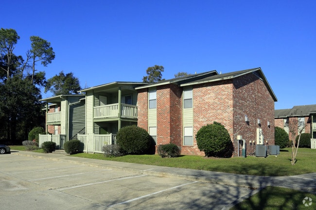 Building Photo - The Oaks