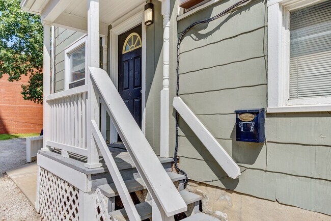 Building Photo - 524 S Forest Ave