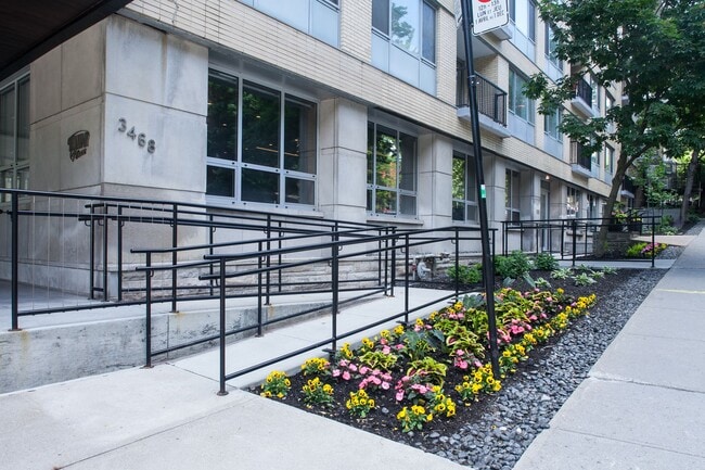 Building Photo - 3468 Rue Drummond