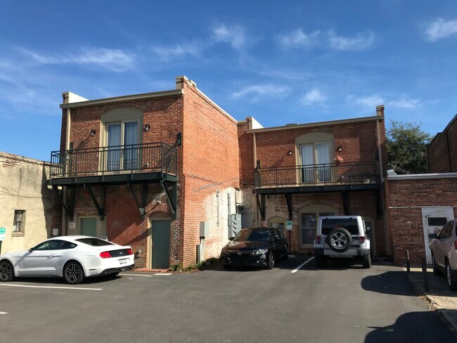 Foto del edificio - 134 N Main St