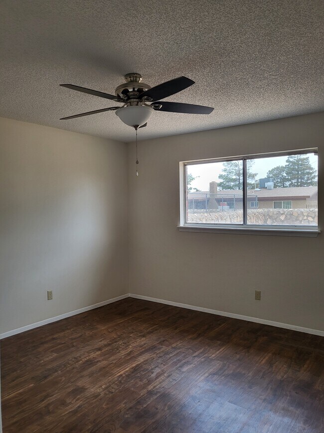 Foto del edificio - 3453 Hollyglen St