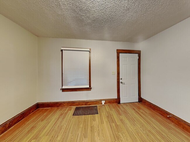 Foto del edificio - WINTER SPECIAL!! 3 Bedroom, 1 Bathroom Hou...