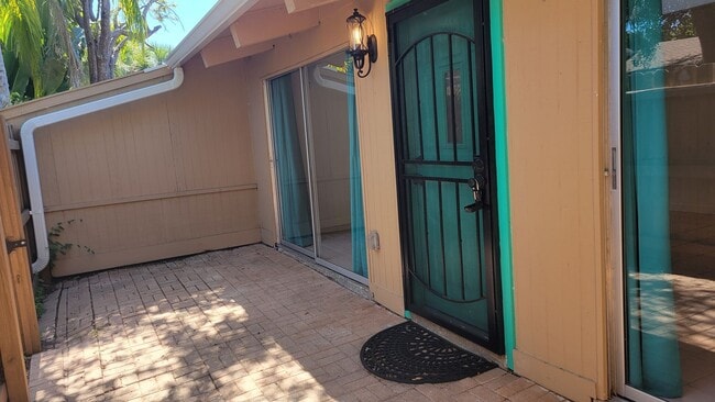 Building Photo - Annual UNfurnished renovated 2/1 condo dow...