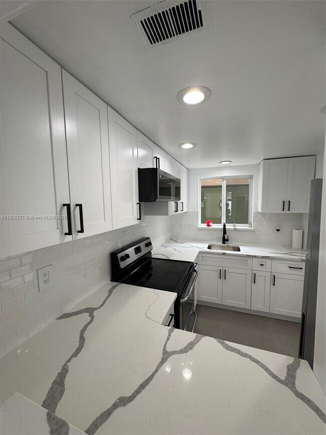 Building Photo - 946 W 37th Terrace