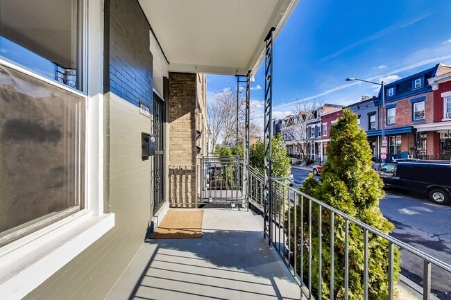 Building Photo - Spacious 3bd/2.5 bath updated townhome in ...