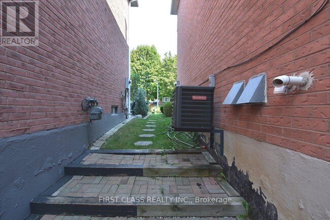 Building Photo - 15 Carle Crescent