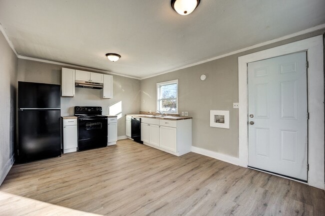 Building Photo - Freshly Updated 2 Bedroom House