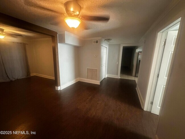 Foto del edificio - 2628 Myra St