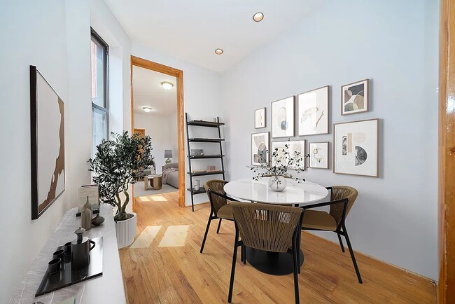 Foto del edificio - 501 1/2 W 43rd St