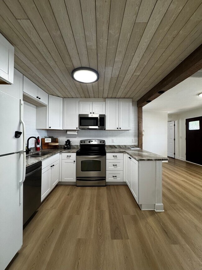 Building Photo - Annual-Unfurnished 3-bedroom, 2/1-bathroom, single-family home
