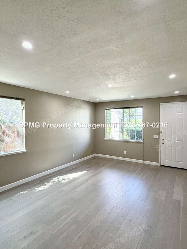 Foto del edificio - Beautiful 4 Bed / 3 Bath Home in Prime Roseville Location – Across from Park!
