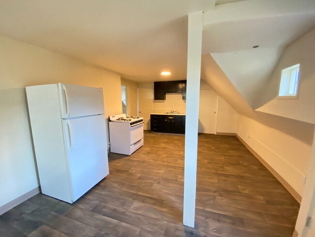 Foto del edificio - 2-Bedroom, Upstairs, Hawthorne District