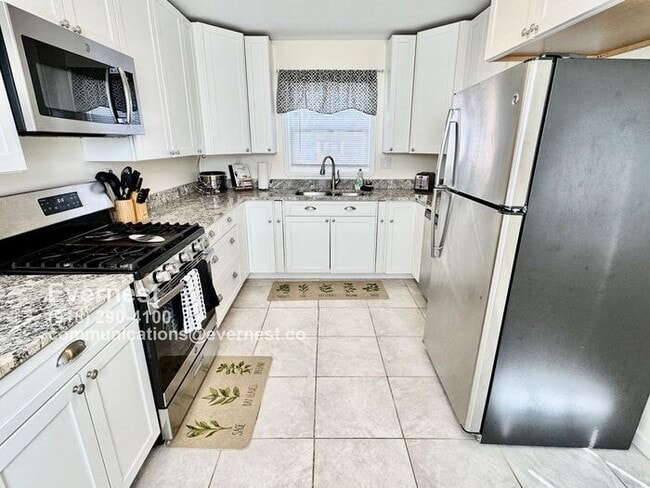 Building Photo - Lovely 3-Bedroom Home with Fenced Yard and...