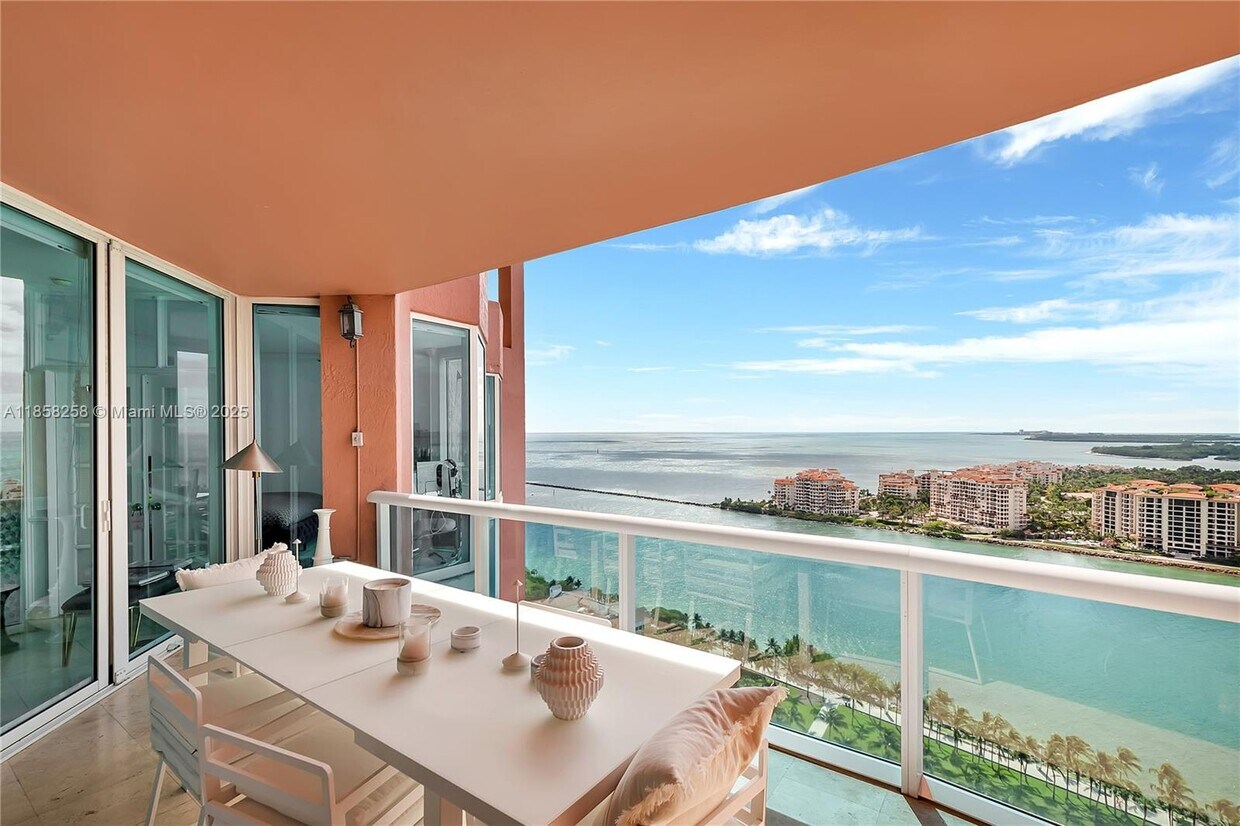 Foto principal - 300 South Pointe Dr