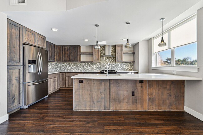 Building Photo - Spacious Luxury Living in City Park! 3Bd/2.5Ba