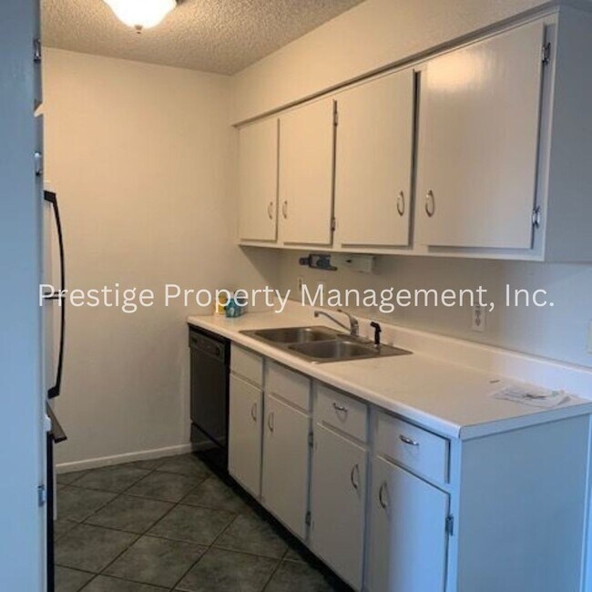 Building Photo - Cute NorthWest Condo With Everything You N...