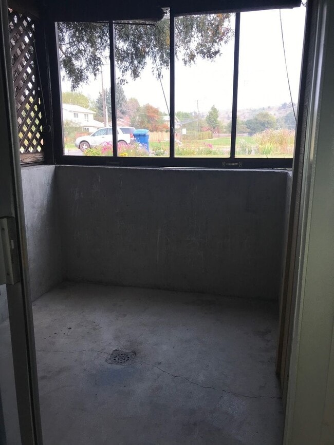 Building Photo - Move-In Today 2 Bedroom 1 Bathroom Apartment Close to Campus!