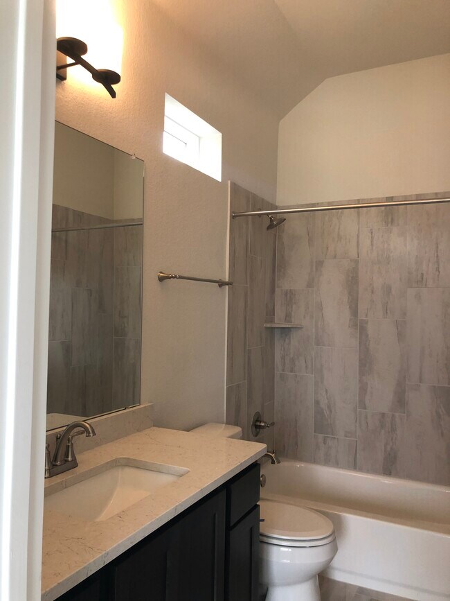 Habitación de invitados con baño privado - 209 Cruising Oak St