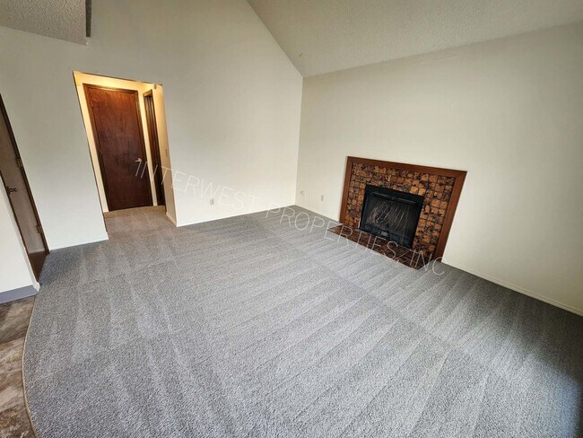 Foto del edificio - 3 Bd that Features Master on the Main with Fenced Yard, Fireplace, 2 Car Garage, & W/D Hookups