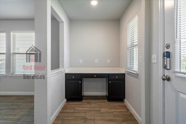 Foto del edificio - 8205 Cottage Rose Dr