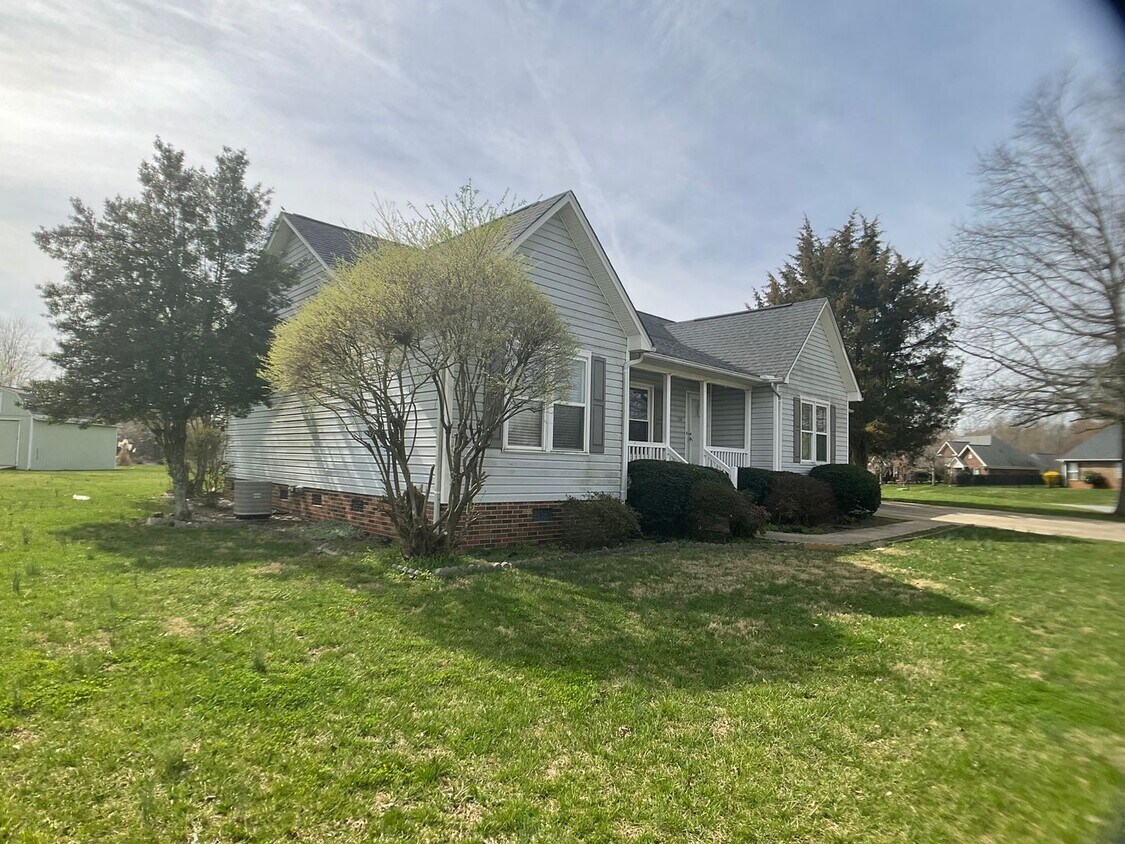 Foto principal - Gorgeous, Fully Renovated, 1 Level Living!