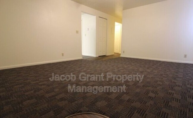 Building Photo - 1380 E Poplar