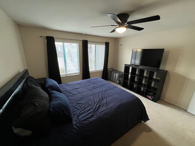 Building Photo - FURNISHED 1BD/2BA UNIT! SHORT-TERM LEASE!