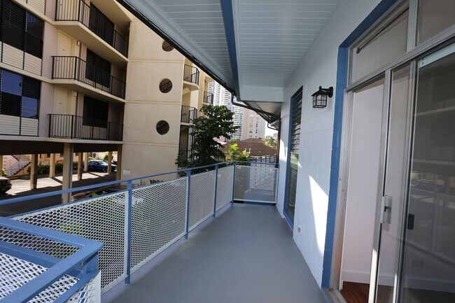 Building Photo - Moiliili - Date St - 3 Bdrm/1.5 Bath/1 Com...