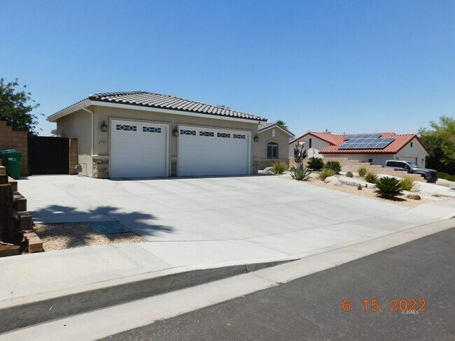 Building Photo - 2313 S Del Rosa Dr