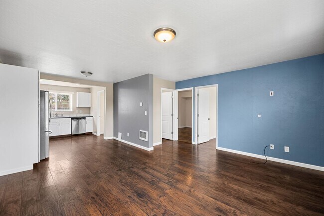 Building Photo - 908 N Vista Rd